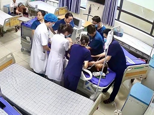 Bác sĩ đang chạy đua cấp cứu, người nhà nghĩ gì mà liên tục la hét, chửi bới?