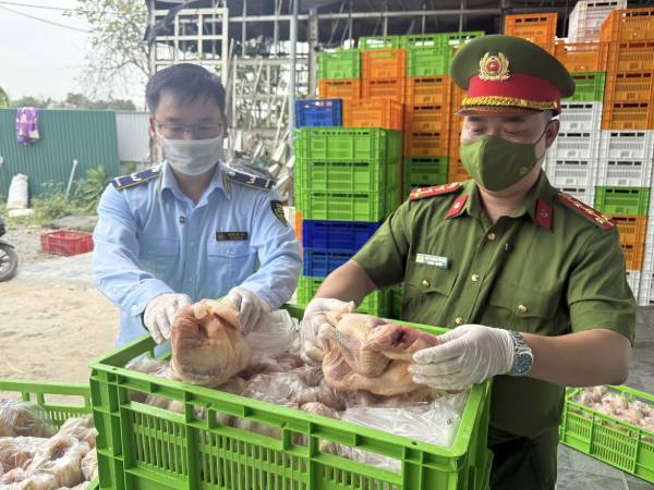 Hàng tấn chân gà, cánh gà, xúc xích 'made in China' bị thu giữ