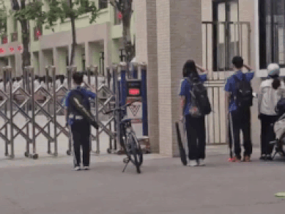 Đi học muộn, nhóm học sinh đứng nghiêm chào cờ rồi mới xin bảo vệ vào trường