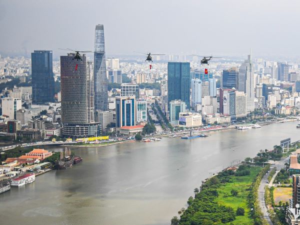 Ngắm TPHCM hoa lệ từ trực thăng sau 50 năm thống nhất đất nước