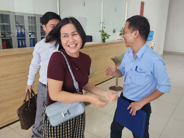 Chủ nhân tờ vé số trúng giải đặc biệt bị rách nhận tiền trúng thưởng