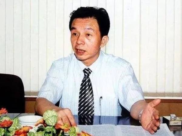 Cậu bé nghèo ngủ trên sàn nhà thờ họ, trở thành tỷ phú nhờ món hàng đặc biệt