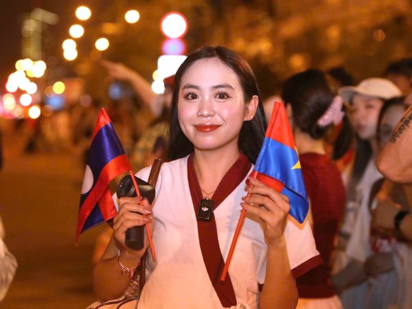 Hot TikToker Lào dành tiền đến TPHCM, chờ xem diễu binh từ 2h sáng
