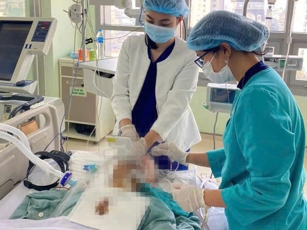Đang ăn cỗ, cụ ông phải đi cấp cứu