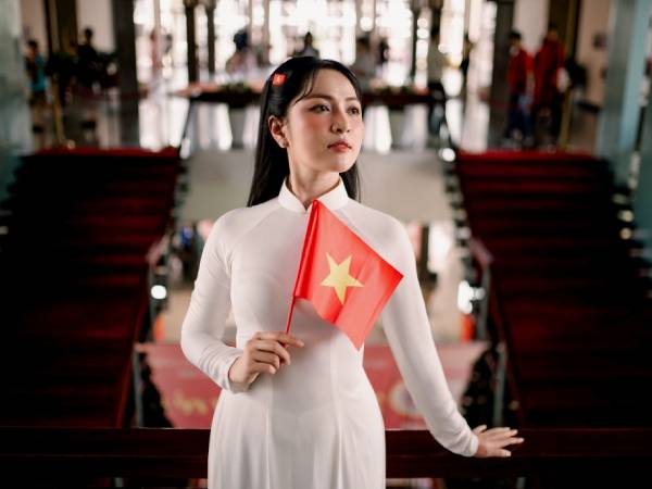 Bật mí về ca sĩ và bài hát vượt mốc 2 tỷ lượt xem trong đại lễ 30/4