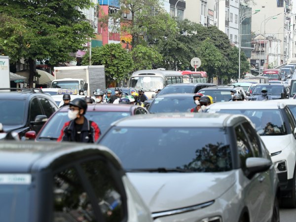 Dòng người ùn ùn về quê nghỉ lễ, cửa ngõ Hà Nội tắc cứng