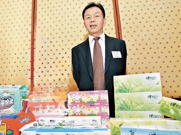 Cậu bé nghèo ngủ trên sàn nhà thờ họ, trở thành tỷ phú nhờ món hàng đặc biệt