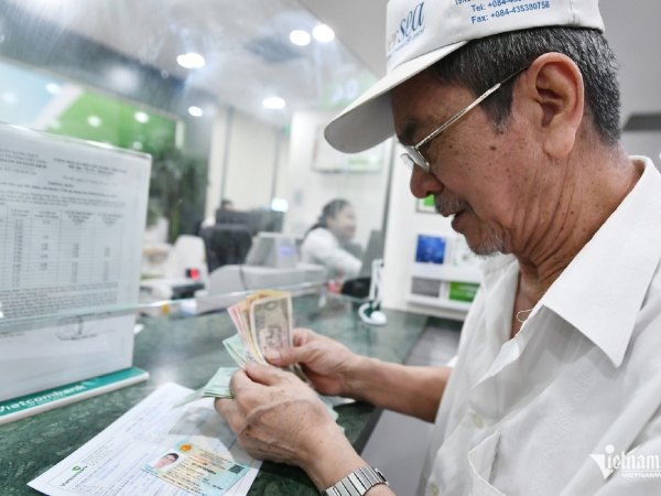 Hơn 3,4 triệu người nhận lương hưu, trợ cấp tháng 5 sớm trước kỳ nghỉ lễ