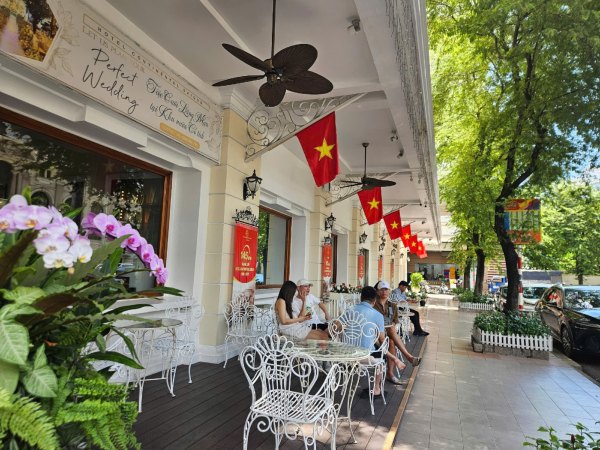 Nhiều gia đình ở TP HCM 'chơi lớn', thuê khách sạn xem diễu binh, diễu hành lễ 30-4