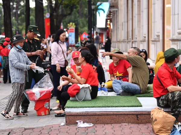 Nhiều người 'xí chỗ' xem diễu binh nhầm vào khu vực cấm