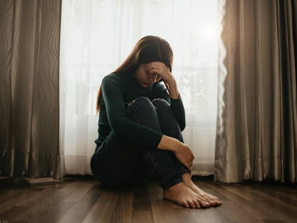Nhìn hành động của anh chồng với chị dâu, tôi không ngăn được nước mắt, bật khóc vì tủi hờn