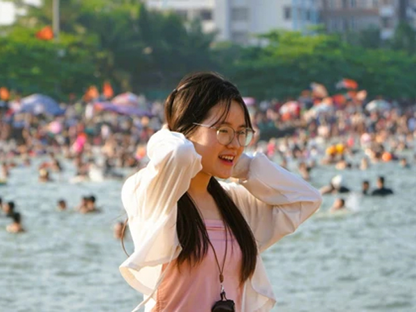 Hình ảnh bất ngờ biển Sầm Sơn ngày đầu kỳ nghỉ lễ 30-4 và 1-5