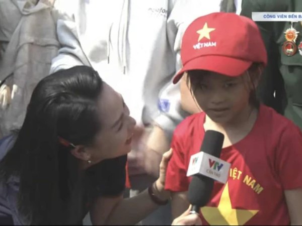Nữ BTV có pha xử lý cực tinh tế khi phỏng vấn em bé trên sóng trực tiếp sau lễ diễu binh, diễu hành 30/4
