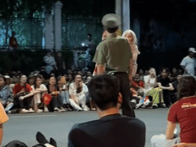 'Con gái cõng mẹ 100 tuổi xem diễu binh' và loạt khoảnh khắc gây xúc động