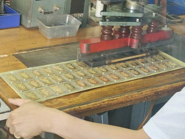 Giá vàng miếng SJC và vàng nhẫn đồng loạt giảm