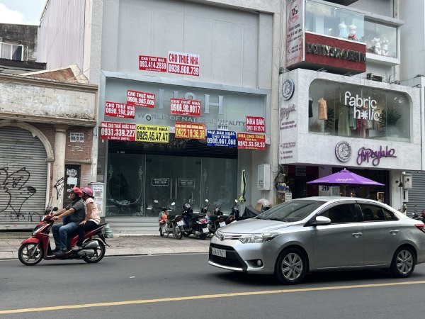Chuyện gì đang xảy ra với mặt bằng nhà phố trung tâm Tp.HCM?