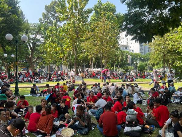 Cảnh tượng sau lễ diễu binh 30/4: Người dân cắm trại giữa công viên, nghỉ lấy sức để 'camp chỗ' xem pháo hoa, kỵ binh