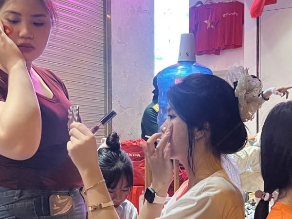 Trang điểm từ 3 giờ sáng, sửa soạn để 'lên sóng'