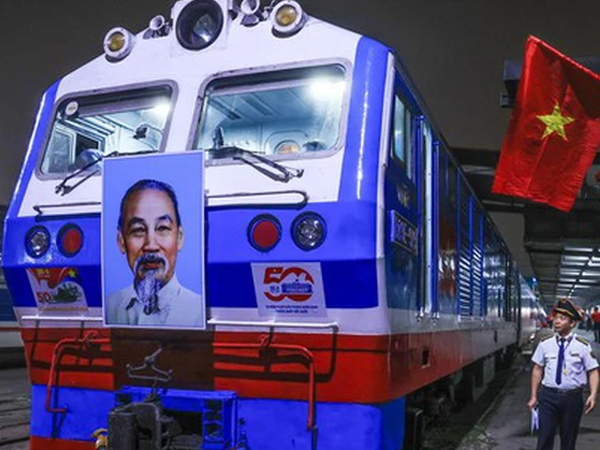 Xúc động hình ảnh đoàn tàu Thống Nhất đặc biệt nhất 50 năm rời ga Hà Nội