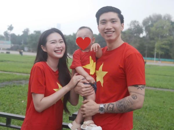 Gia đình Văn Hậu - Doãn Hải My tung bộ ảnh xịn xò mừng 30/4, được khen 'gấp 3 visual', 'gấp 3 lòng yêu nước'