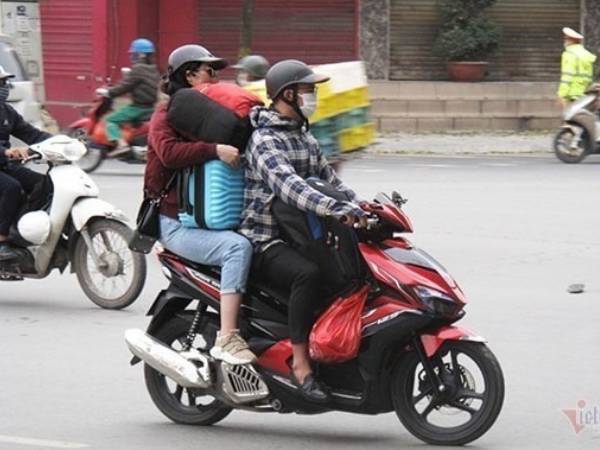 Vợ chồng đùm túm đi xe máy về quê: Bố mẹ đã già, chẳng còn nhiều dịp 30/4 nữa