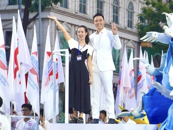 Tranh luận Võ Hạ Trâm hát bản hit 2,2 tỷ view 'Viết tiếp câu chuyện hoà bình'