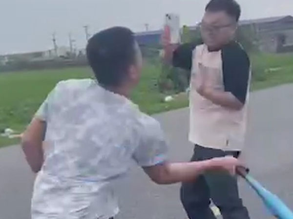 Bắt khẩn cấp tài xế xe bán tải dùng gậy bóng chày đánh người sau va chạm giao thông