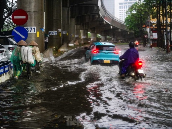 Mưa như trút nước, nhiều tuyến đường ở Hà Nội ngập sâu trong ngày thứ 2 nghỉ lễ 30/4