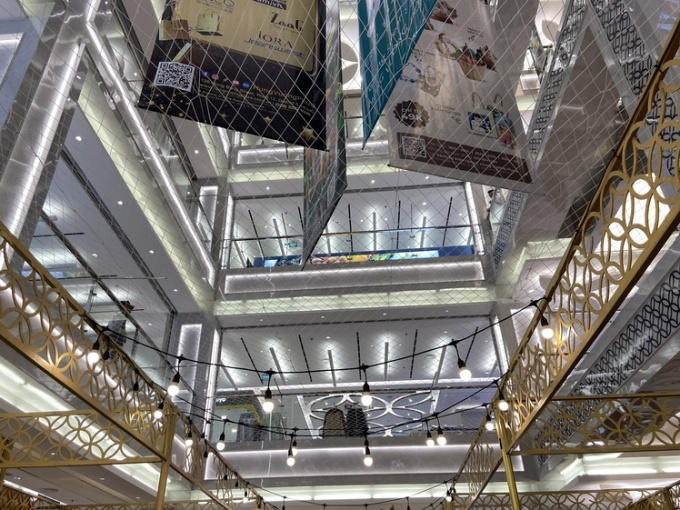 Một TTTM chung chủ với Vạn Hạnh Mall cũng bất ngờ lắp đặt tấm lưới bảo vệ, thu hút sự chú ý của đông đảo dân tình