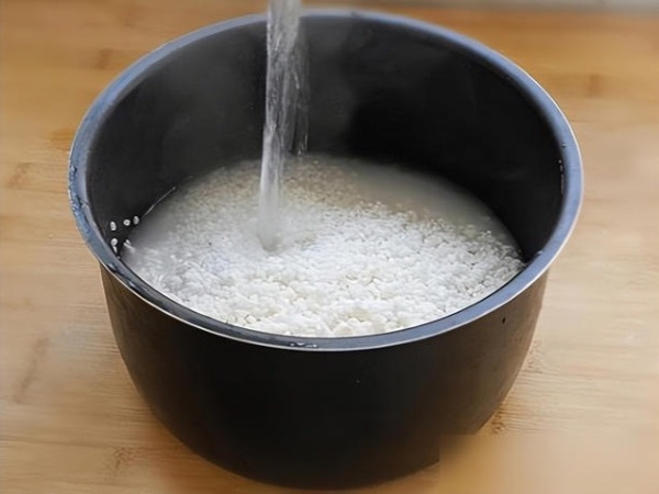 Nên dùng nước nóng hay nước lạnh để nấu cơm tốt hơn? Hôm nay tôi mới phát hiện ra sự thật!