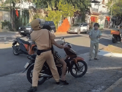 Clip ghi lại cảnh kinh hãi, người đàn ông chạy xe máy cầm rựa 'múa' loạn xạ trên đường