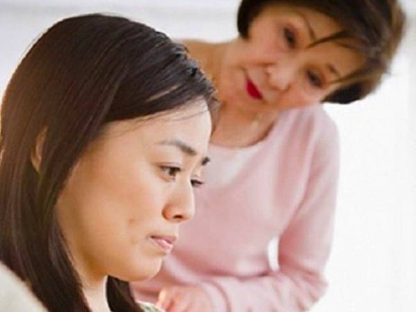 Con rể sợ hãi khi mẹ vợ chỉ đạo con gái hàng ngày làm việc này với chồng