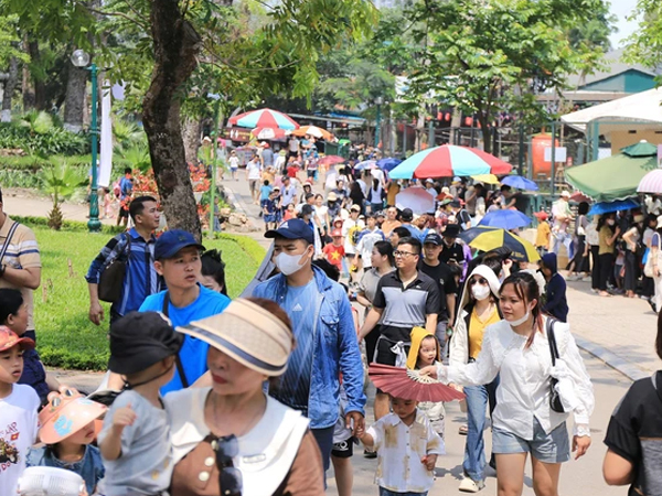 Vườn thú Hà Nội đông nghịt người đến tham quan trong ngày thứ 3 của kỳ nghỉ lễ 30/4 - 1/5