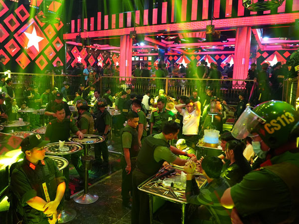 300 cảnh sát đột kích quán bar, phát hiện hơn 40 người dương tính ma túy