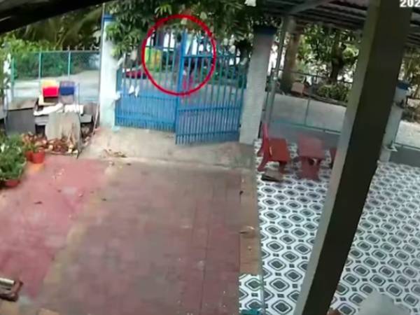 Camera an ninh ghi lại cảnh người phụ nữ tử vong do bị sét đánh ở Đồng Tháp