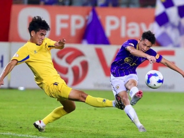 Kịch tính cuộc đua vô địch lẫn trụ hạng V-League