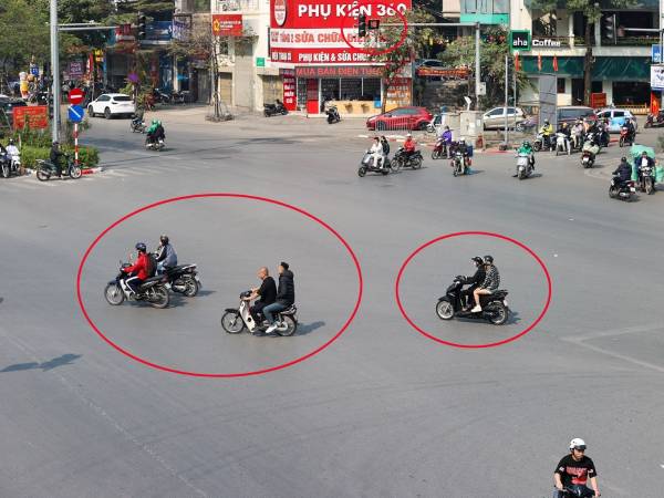 Năm 2025, xe máy vượt đèn đỏ bị phạt bao nhiêu tiền?