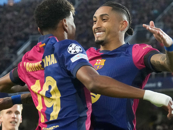 Bí quyết giúp Raphinha bùng nổ cùng Barca: Ngọn lửa từ Ronaldinho
