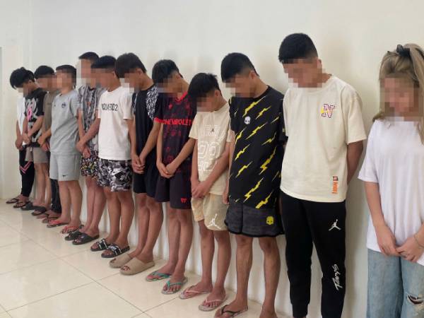 Sỹ diện với bạn gái, nhóm tuổi teen dùng tuýt sắt tấn công 'kẻ say nắng'