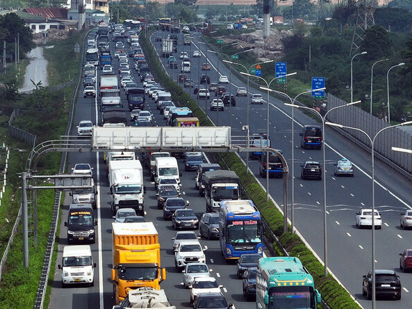 Kết thúc nghỉ lễ sớm, người dân ùn ùn trở về Hà Nội để tránh tắc đường