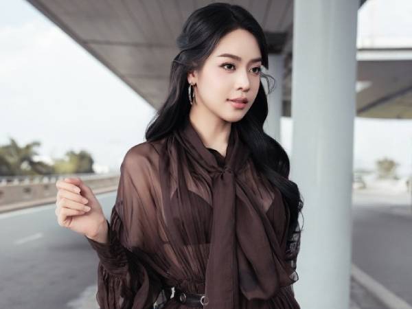 Hoa hậu Thanh Thuỷ gây tranh cãi vì 'mặc như đi biển' ra sân bay