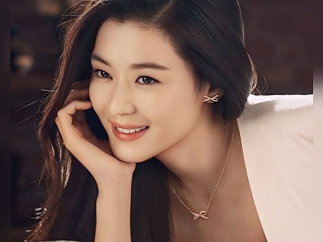 Mỹ nhân vượt mặt Song Hye Kyo nhận lương cao nhất Hàn Quốc 2025: Nhìn lại hành trình nhan sắc gần 30 năm mà sốc!