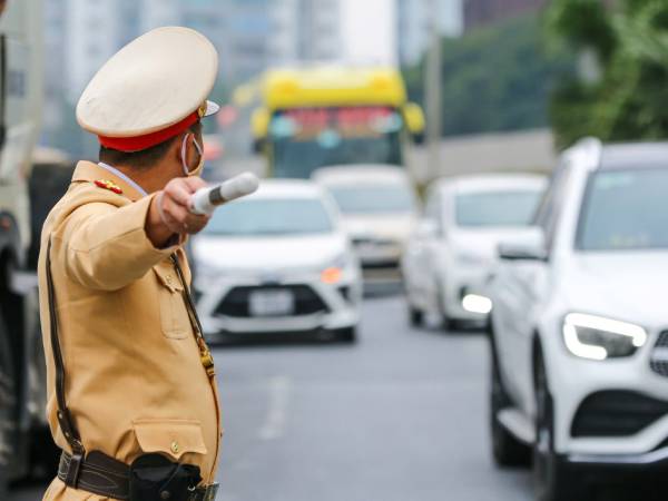Lái xe trở lại thành phố sau kỳ nghỉ lễ: Làm sao để tránh 'biển xe' tắc nghẽn?