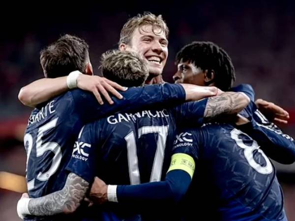 Lạ lùng phong độ của Man United