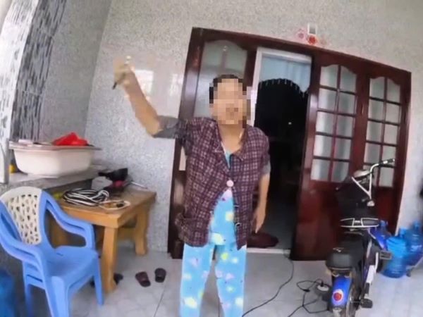 Phẫn nộ trước clip 1 phụ nữ xúc phạm thậm tệ shipper giao hàng