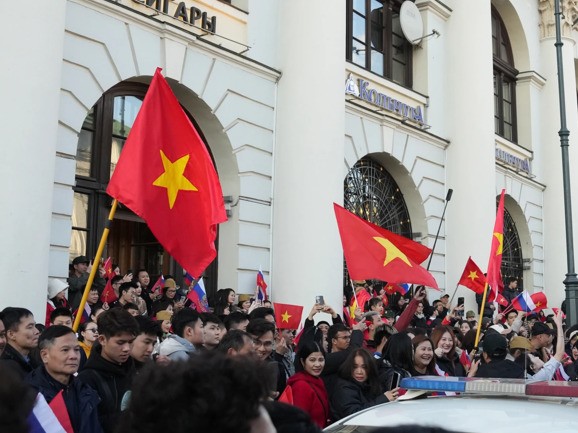 Báo Nga: Cờ đỏ sao vàng tung bay ở Moscow, đoàn quân nhân Việt Nam xuất hiện giữa tiếng hò reo