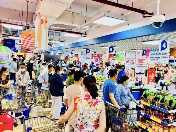 TTTM đông nghịt, hàng ăn hầu như không còn chỗ trống