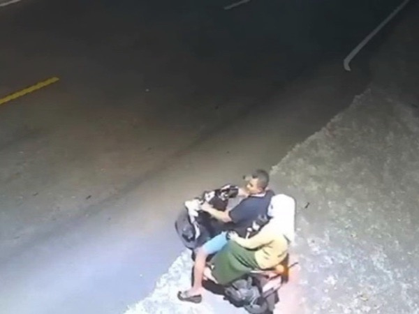 Lốp xe buýt đập trúng xe máy, 3 người sống sót khó tin