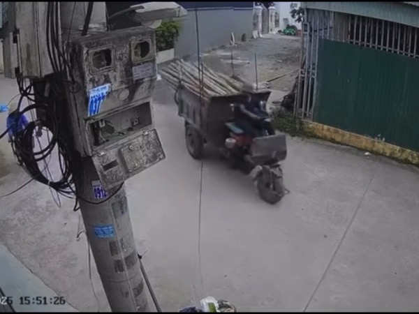 Camera vụ bé 3 tuổi bị công nông cán qua người, tranh cãi nhân viên y tế yêu cầu nộp đủ tiền mới cấp cứu