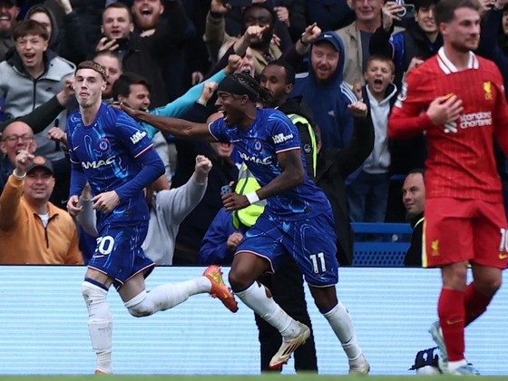 Tân vương Liverpool thảm bại, Chelsea tăng tốc đua Top 5 Ngoại hạng